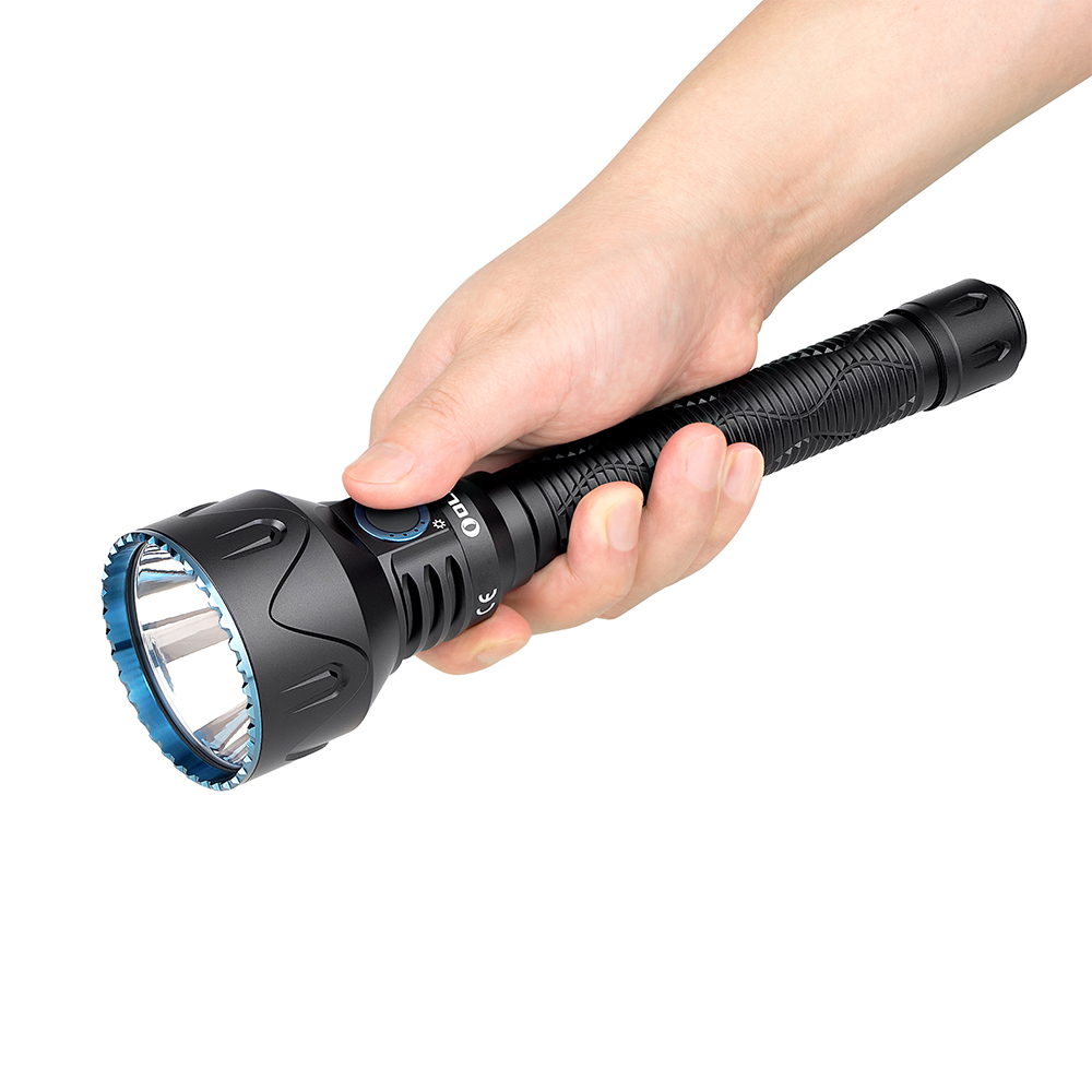 Linterna-Olight-Javelot-Pro-2-negra-imagen-en-la-mano